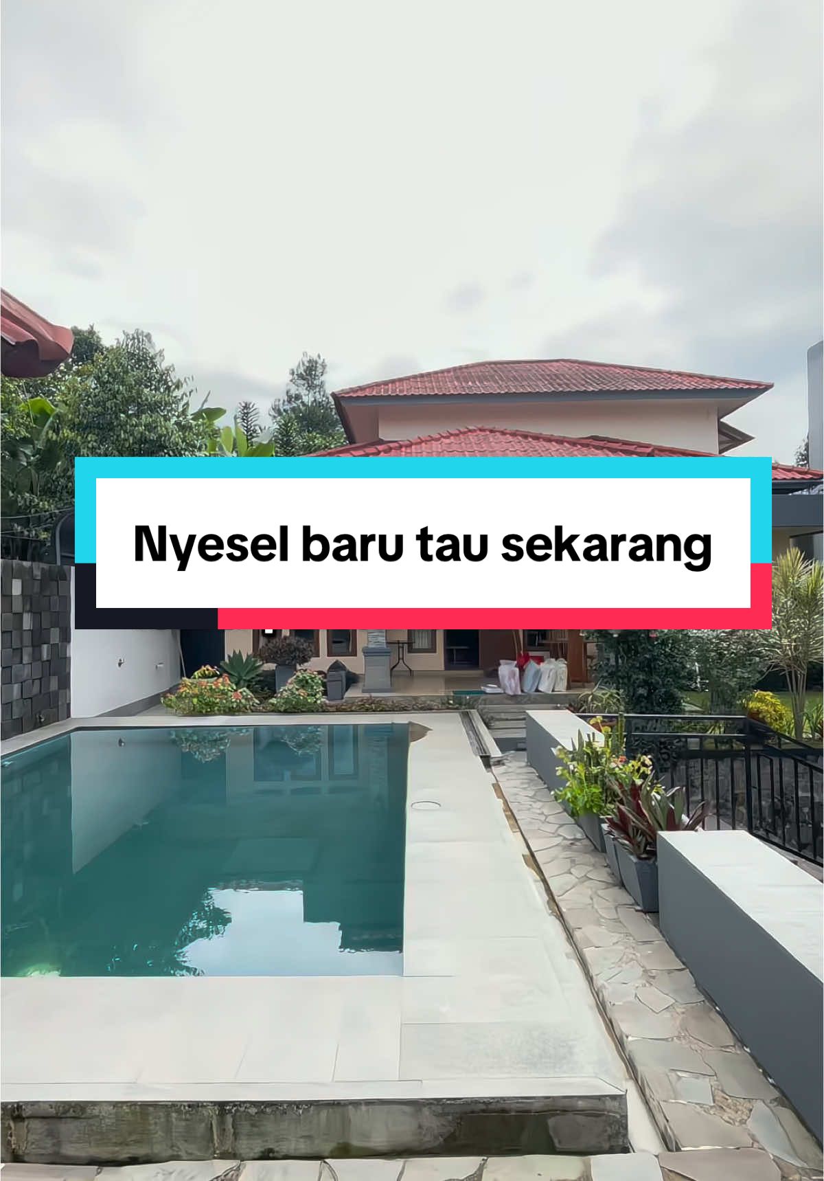 @NGINEPAJA BOKING VILLA PUNCAK📍 FASILITAS : • 2 Lantai • 3 kamar mandi  • 3 kamar tidur luas • Free exstrabed 20 • Kolam renang  • Gjebo • Alat Bbq • Parkiran 3/4 mobil • Kapasitas 30 orang • 3 menit ke taman safari📍 • Peralatan makan • Peralatan masak ☎️Ahmad (089699370166) #villa #villapuncak #villateam #villapuncakmurah #sewavillapuncak #villaprivatepool #nginepaja #checkinaja #foryupage #xybca #masukberanda 