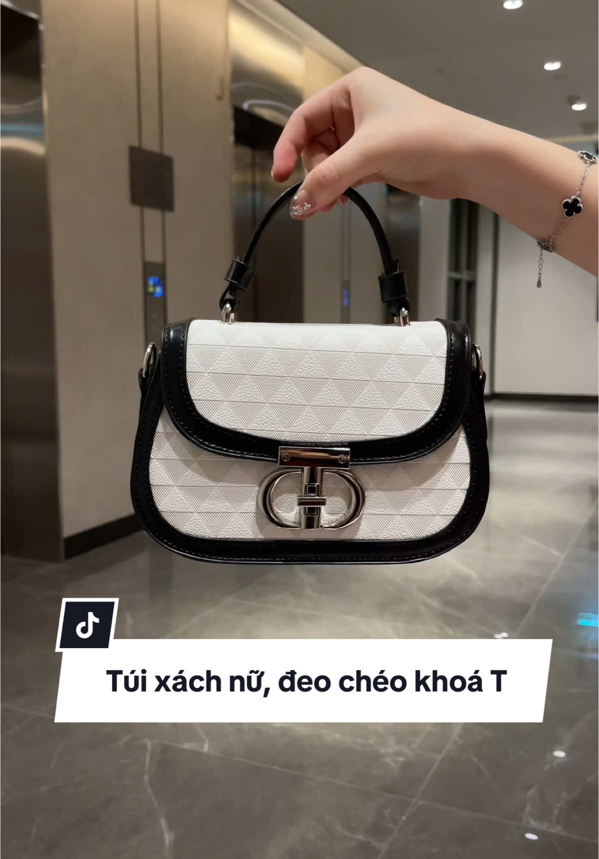 Túi xách nữ, đeo chéo phối đen trắng khoá T xoay dày dặn đứng form #jimestore #tuixach #tuixachnu #reviewtuixachnu #tuideocheo #tuideovai #byscom 