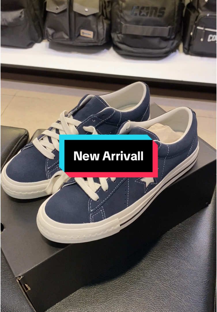 Hi Converse .... Kali ini di store kedatangan serial One star nihh , tersedia 2 warna ya , navy sama black , Available stock 🤩#converse #foryou 