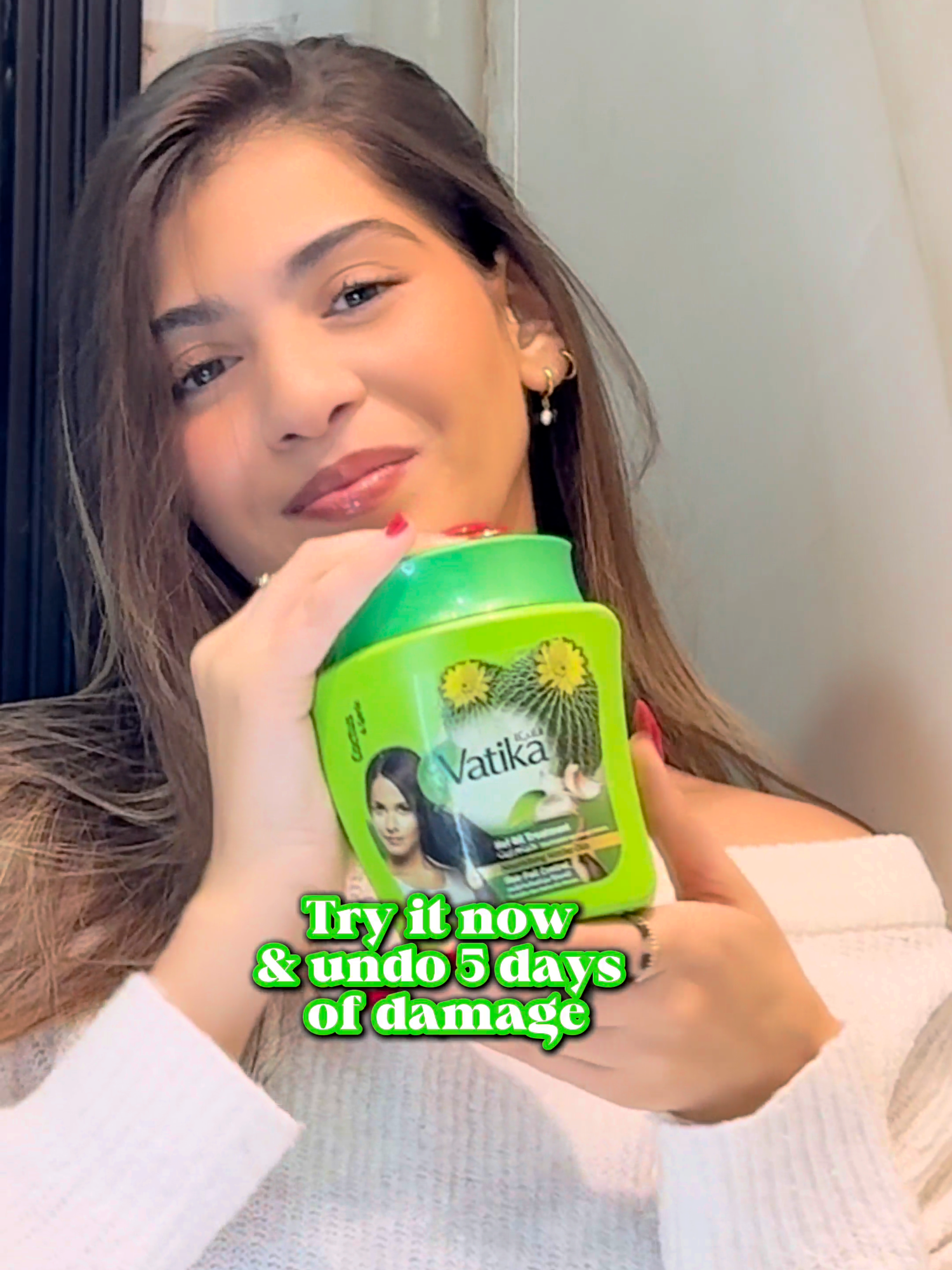 تخلّصي من 5 أيام من التلف مع حمام زيت فاتيكا بالصبار! 🌵✨ غني بالفيتامينات A و E و F لتغذية وتقوية شعرك وإضفاء لمعان رائع. ودّعي التقصّف واستمتعي بشعر أكثر نعومة وصحة من الجذور حتى الأطراف! 💚 #تحكم_في_تساقط_الشعر #حمام_زيت_فاتيكا Undo 5 days of damage with Vatika Naturals Hammam Zaith with Cactus! 🌵✨ Infused with Vitamins A, E, & F, this Hot Oil Treatment nourishes, strengthens, and adds a gorgeous shine. Say hello to softer, healthier hair from root to tip! 💚 #HairFallControl #VatikaHammamZaith