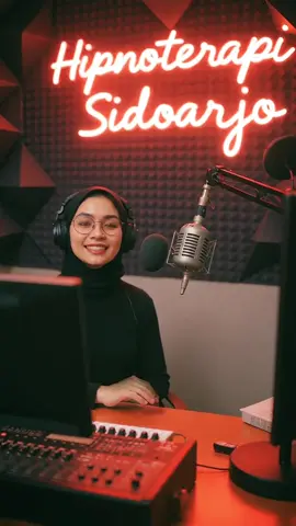 Selalu mikirin orang lain itu bagus, tapi kapan terakhir kali kamu mikirin diri sendiri? Kamu berhak istirahat, berhak merasa cukup, dan berhak bahagia tanpa terus-terusan memikirkan kebutuhan orang lain. Kalau terus-terusan lupa sama diri sendiri, lama-lama kamu bisa capek mental, merasa nggak dihargai, bahkan kehilangan arah. Hipnoterapi bisa bantu kamu belajar memprioritaskan diri, meredakan kecemasan, dan menemukan kembali ketenangan batin. Karena kamu juga pantas diperhatikan. 📍 Layanan konsultasi dan informasi pendaftaran 📞 0822-7999-9369 Atau DM @hipnoterapi.sidoarjo 📍 Event Hipnoterapi: Bulan Maret - April 	•	Surabaya 	•	Malang 	•	Jakarta 	•	Bandung Tulis kota kalian di kolom komentar untuk kami adakan Event Hipnoterapi berikutnya! #HipnoterapiSidoarjo #SelfLove #KelolaEmosi #MentalHealing #SelfCare #PulihDariLuka #MindsetPositive #EmotionalHealing #KesehatanMental #HypnotherapyHealing #BangkitDariCemas #SelfHealing #OverthinkingRelief #MentalClarity #EventHipnoterapi 