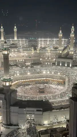 تأمل عدد العباد. وتقلب الليل والنهار #الكعبة_المشرفة 