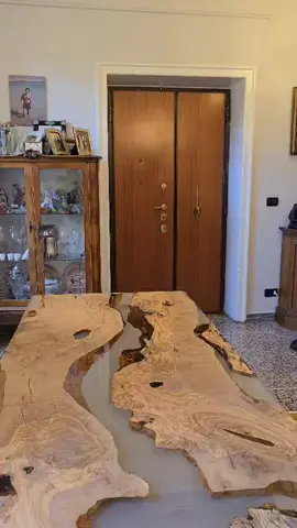 ITALIA LUX DESIGN 🇮🇹 Tavolo in ulivo centenario e resina con effetto satinato 💫 ➡️ l’effetto satinato è un effetto particolare che ha varie densità, può dare l’effetto vedo e non vedo al tavolo con più gradi di densità ✨ www.italialuxdesign.com  #italialuxdesign #resin #arredamento #artigianatoitaliano #fattoamano #lusso #tavoli #design #ulivo 