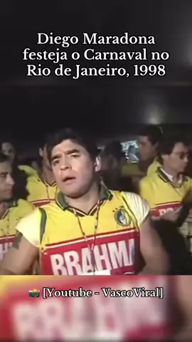 Diego Maradona festeja o Carnaval do Rio de Janeiro na Sapucaí, em 1998. Durante a festa no sambódromo, o jogador argentino, já aposentado, esteve também com os craques brasileiros Edmundo e Romário. 📸 [Youtube - VascoViral] #brasilantigamente #brasil #historia #rio #riodejaneiro #carnaval #futebol #maradona 