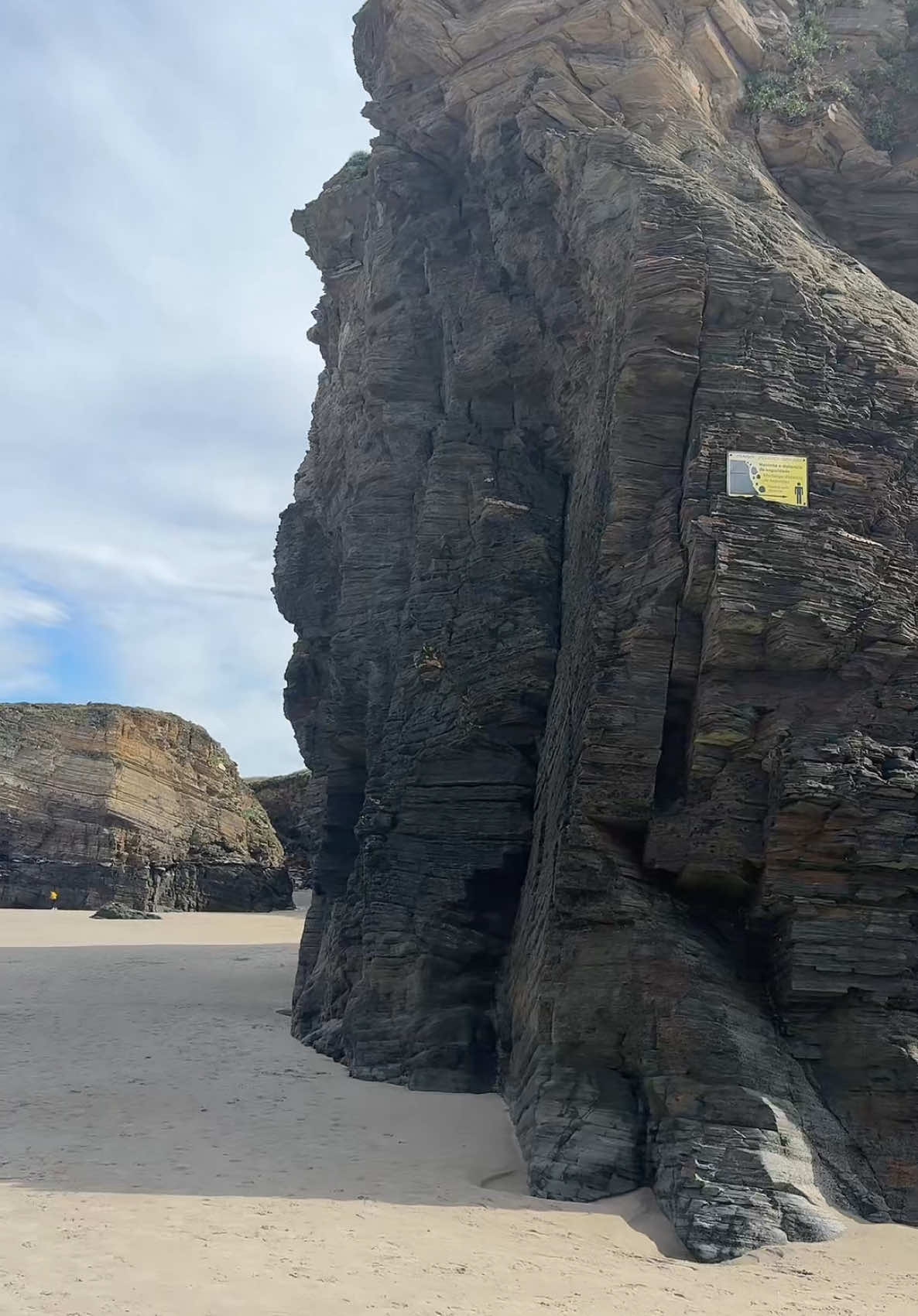 #paratiiii #playalascatedrales en #Galicia una visita única!! Super cómodo para llegar, aparcar y vale la pena al 100% Siempre con mi compañía perfecta @André Bidau @Milton Bidau #Emilie #viajes #españa🇪🇸 #bellisimo #paisajes 