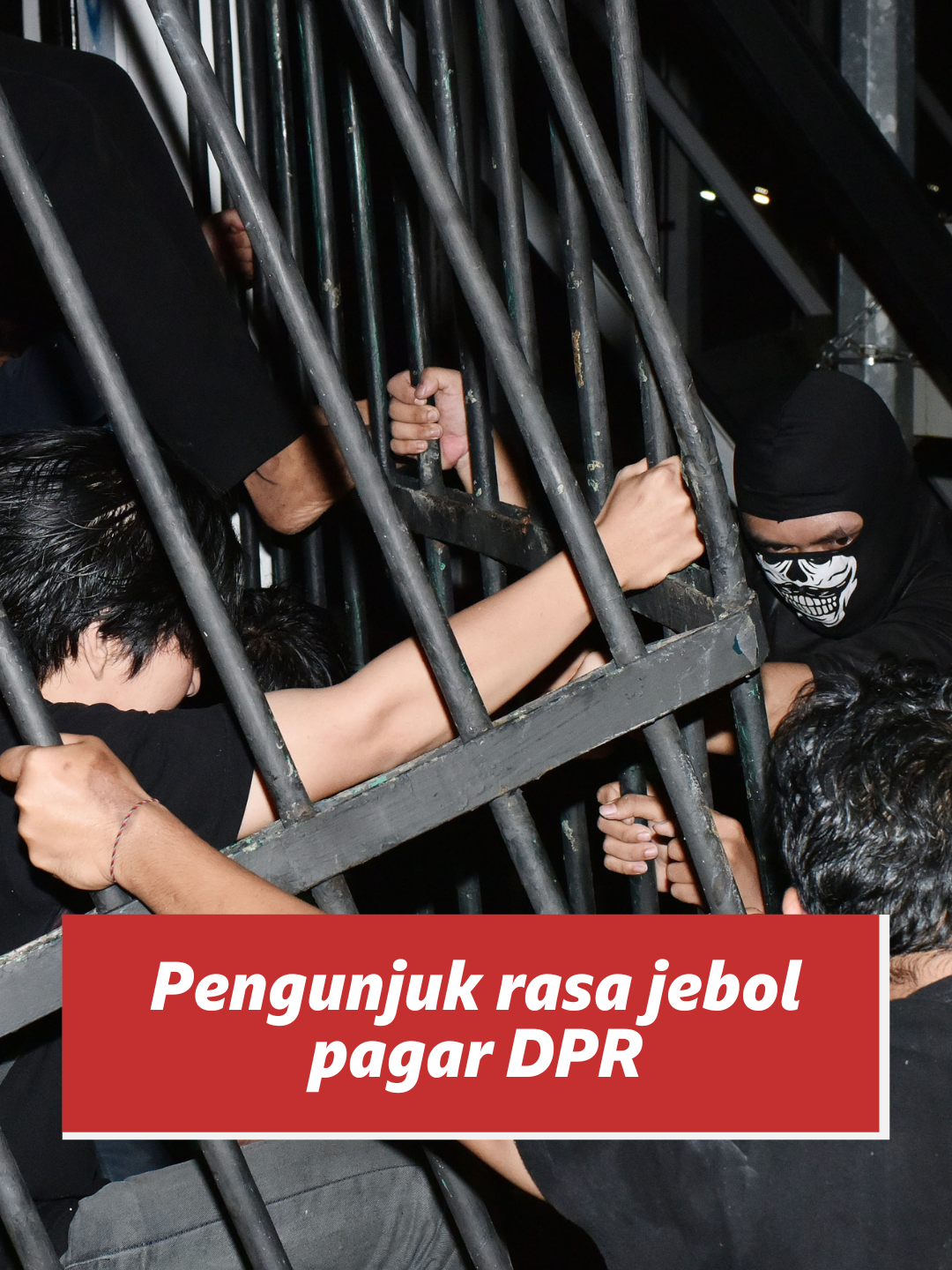 Pengunjuk rasa menjebol pagar Gedung DPR RI, Jakarta saat aksi #TolakUUTNIpengesahan Undang-Undang TNI pada Kamis malam (20/03). Polisi kemudian menyiramkan meriam air untuk memecah massa. Sejumlah pengunjuk rasa terluka dan harus mendapatkan pertolongan medis. #TNI#militer#DPR#demo#unjukrasa#mahasiswa#Reformasi