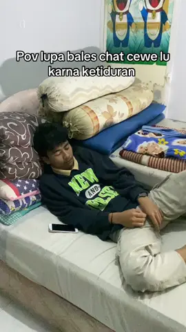 Nyesel tidur padahal lagi asik chatan🥺