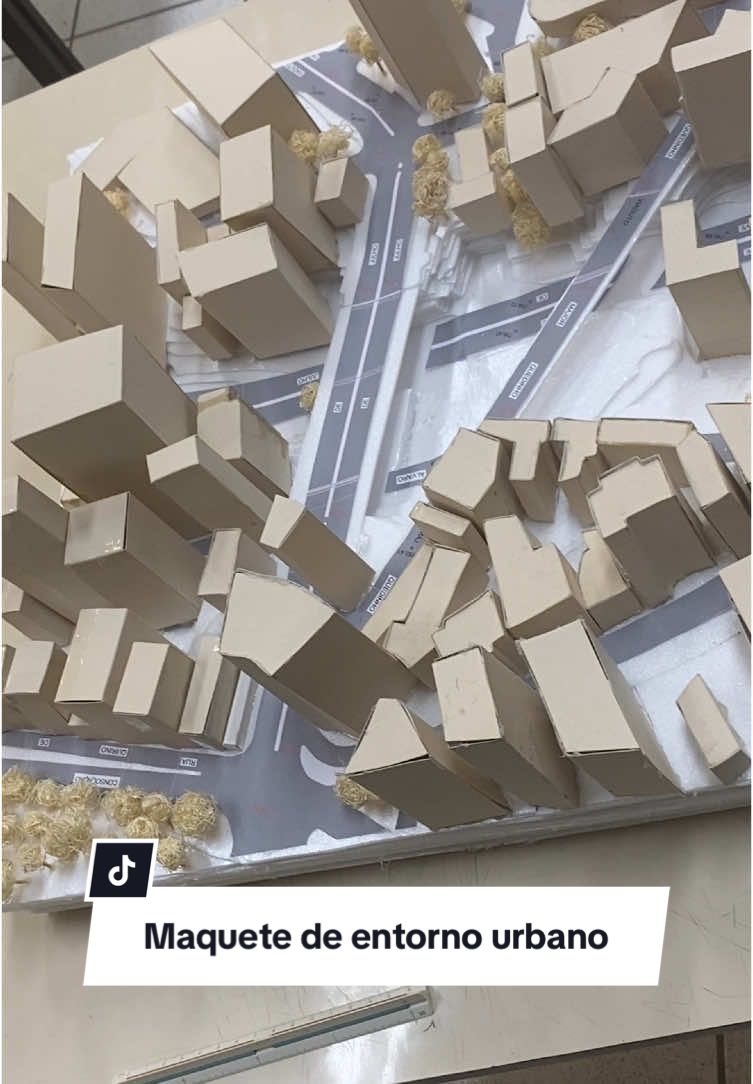 Levanta a mão quem já fez uma dessas? 🙋‍♀️  👉🏼 Maquete de entorno urbano | faculdade de arquitetura e urbanismo 📐  👉🏼 maquete realizada em grupo para a matéria de Projeto de intervenção urbana  👉🏼 o foco dessa maquete é mostrar o entorno desse lote (espaço vazio na Maquete) e como sua ideia se relaciona com tudo isso  #maquetes #maquete #maqueteminiatura #maquetearquitetura #faculdadedearquitetura 