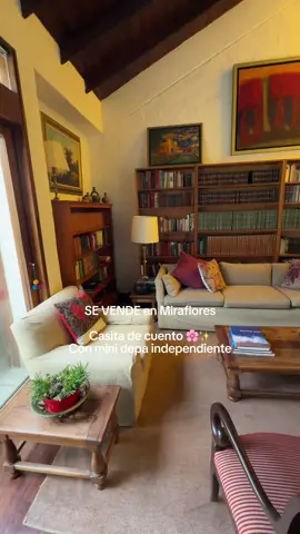 SE VENDE EN MIRAFLORES ✨📍ACOGEDORA CASA ESTILO CAMPESTRE CERCA A PARQUE ✅Área Terreno: 448 m² ✅Área Construida: 300 m² ✅Casa estilo campo, muy acogedora, con techo de triple altura en la sala-comedor y chimenea. ✅ Primer nivel: recibo, sala-comedor, baño de visitas, cocina remodelada, área de servicio completa, sala de estar, patio, jardín con terraza techada y dormitorio principal con walk-in clóset y baño incorporado. ✅ Segundo nivel: acceso independiente (puede volver al plano original), sala-comedor, dos dormitorios con baño y cocina. ✅ Además, cuenta con un ingreso separado a dos departamentos que se alquilan, los cuales pueden anexarse a la casa o utilizarse para ampliar el jardín anterior. ¡Agenda una visita! Escríbenos al WhatsApp 📱993 678 349 (link directo en bio) o por DM ✨ Si quieres ver toda nuestra cartera de propiedades, ingresa a nuestra web www.2g-agentesinmobiliarios.com #inmobiliaria #bienesraices #realestate #venta #inmuebles #casa 