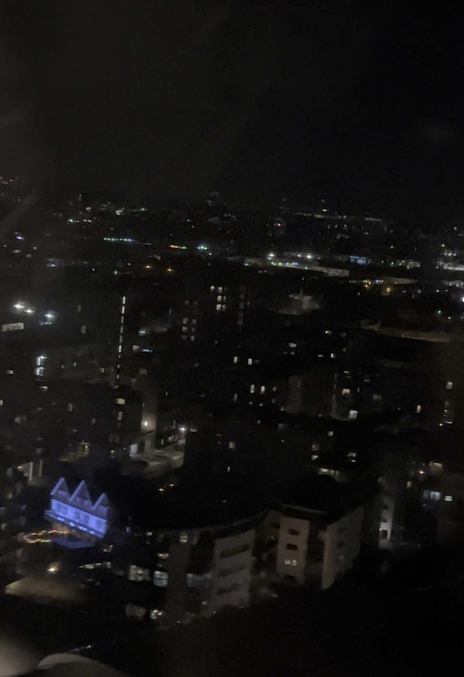 British Airways Embrayer 190 steep descent and landing at London City airport #britishairways #london #londoncity #landing #plane #planes #view #views #england #flighthouse #cabin #pilot #travel #travelling #airport 