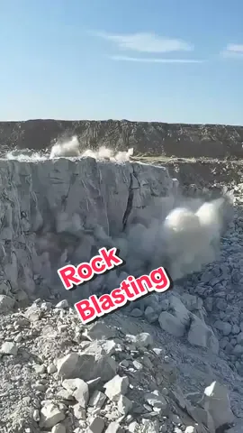 Open-pit mining, non-explosive blasting, carbon dioxide gas blasting #mine #mineblasting #blast #mining #rockblasting #gasblast #zddl #co2blasting #co2rockblasting 