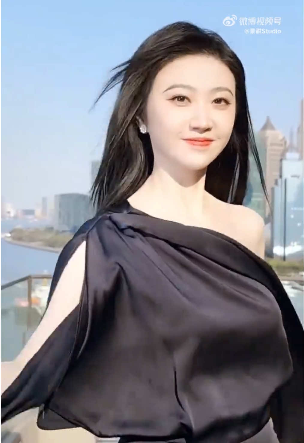 Điềm Điềm đu trend nhảy theo điệu joker của lee heeseung, phía sau chỉ chính là là tháp truyền hình Minh Châu Phương Đông tại Thượng Hải #CảnhĐiềm #jingtian #saohoangu #tựcẩm #khươngtự 