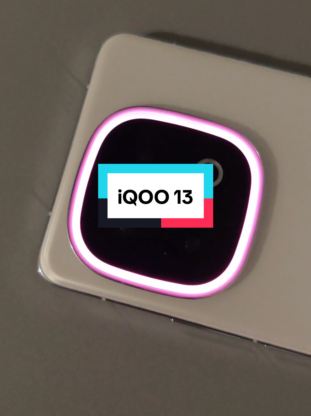 Dải đèn led RGB trên iQOO 13 😳