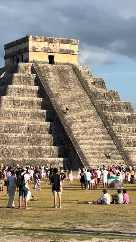 Extranjero infringe la ley al subir la pirámide de Chichén Itzá, en medio del descenso del Kukulcán #chichenitza #equinoccio #viral #kukulkan