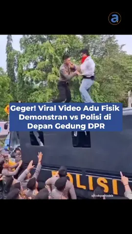 Beredar video viral saat demo tolak RUU TNI di depan Gedung DPR/MPR Kamis, 20 Maret 2025. Terlihat seorang laki-laki memakai jaket abu-abu menaiki truk polisi dan dihadang oleh seorang polisi. Dilansir melalui akun @cokparcokk di media sosial X, laki-laki tersebut seolah sedang battle dengan polisi. 