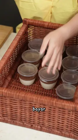 Pudding Susu 🍮 mau bagi” lagi kali ini aku mau bikinin abang paket dan ojolnya pudding susu dan buat susunya aku tuh pake Dancow yang dari kecil tuh aku udh minumin inii. Bener” bikin nostalgia setiap bikin sesuatu pake Dancow dan dibikin pudding kaya gini jadi enak bangettt. Yuk cobain 🤍 . Bahan pudding - 1 sachet agar-agar bubuk plain - 1 sachet jelly bubuk plain - 1600ml air - 225gr Dancow FortiGro Full Cream  - 150gr gula Bahan saus coklat - 200ml Dancow FortiGro Full Cream (sudah di larutkan dengan air) - 100gr dark chocolate  - 30gr gula - 5gr maizena - 150ml whipped cream  - 30gr butter Cara membuat Pudding 1. Campurkan jelly, agar-agar, air, gula, dan Dancow FortiGro Full Cream. Aduk rata. 2. Panaskan hingga mendidih. 3. Tuang kedalam cetakan. Masukkan ke dalam kulkas. Diamkan hingga dingin. Sisihkan. Saus Coklat 1. Campurkan Dancow yang sudah di larutkan dengan air, gula, dan coklat. Masak hingga larut. 2. Tambahkan larutan maizena, aduk hingga mengental.  3. Tambahkan whipped cream dan butter, aduk hingga larut. 4. Tuang ke atas pudding yang sudah set. 5. Siap disajikan. . SELAMAT MENCOBAAAA ❤️  @Dancow  #NostalgiaRasadiBulanPuasa