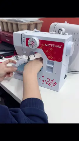 Mesin jahit ini bukan sahaja cantik, tetapi juga sangat praktikal, dengan 12 jahitan untuk menjahit tepi#Mesinjahit #sewingmachine #sewingmachines #mesin jahit dengan ejekan jempol #fyp #FNMA #BIGSALE #sewingtiktok