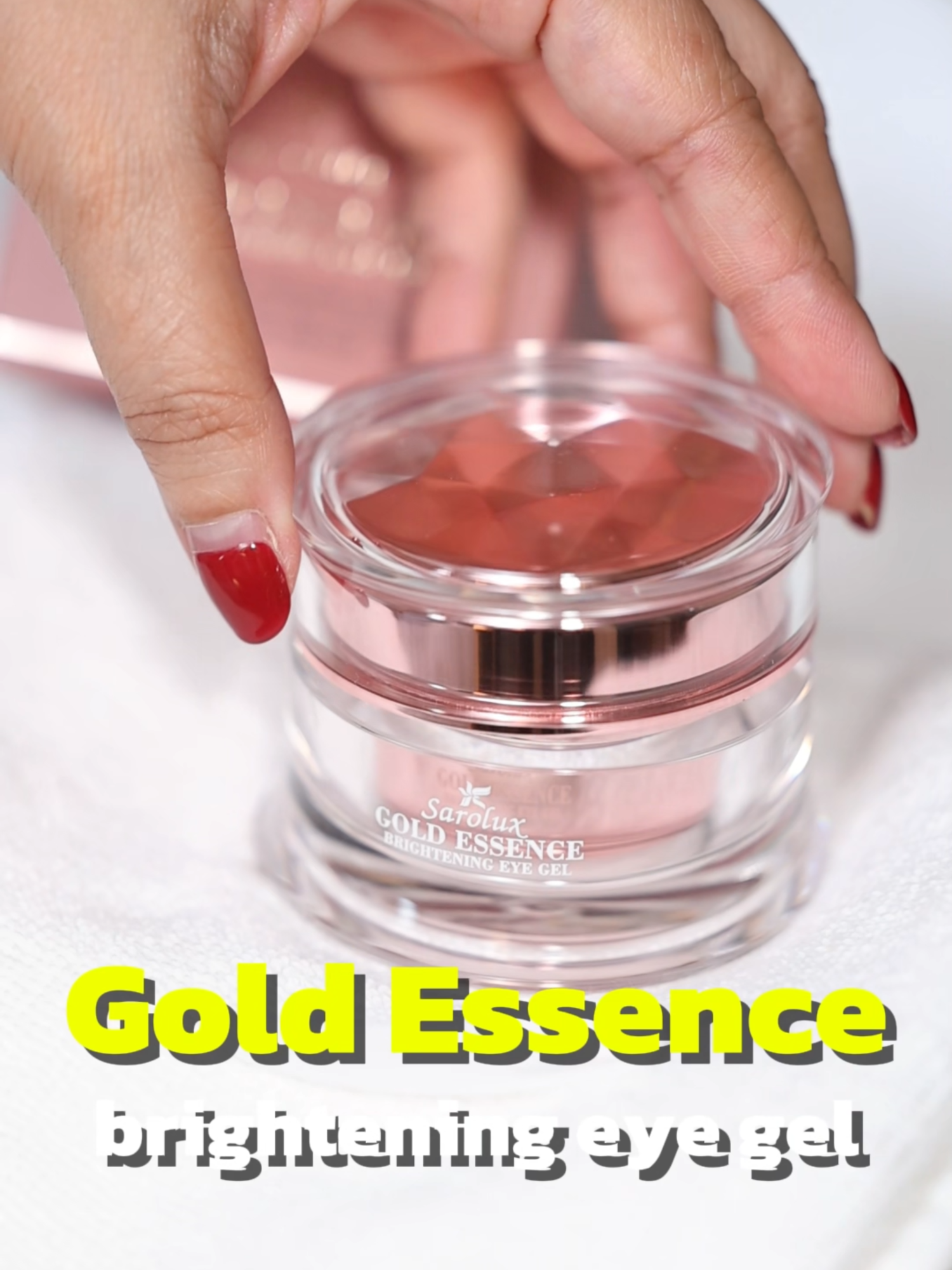 ลงโปรแกรมพอกสดแล้วรอบดวงตาแห้ง! แนะนำไอเทมนี้ Gold Essence Brightening Eye Gel ผลิตภัณฑ์บำรุงผิวรอบดวงตา ฟื้นฟูผิวรอบดวงตาให้มีความชุ่มชื้น ช่วยลดความหมองคล้ำใต้ตา อุดมด้วยทองคำบริสุทธิ์ และ SYN-AKE รอบดวงตาแห้งแนะนำเลย ปรึกษาปัญหาผิวกับคุณอุ้มได้ที่ สาขา จ.ฉะเชิงเทรา พิกัด : ถ.มหาจักรพรรดิ์ #สะโรรักษ์ #สะโรรักษ์เราเข้าใจเรื่องสิวฝ้า #ผลิตภัณฑ์สะโรรักษ์ #สมุนไพรสะโรรักษ์ #saroluxthailand #คุณอุ้มสะโรรักษ์ #สะโรรักษ์ฉะเชิงเทรา