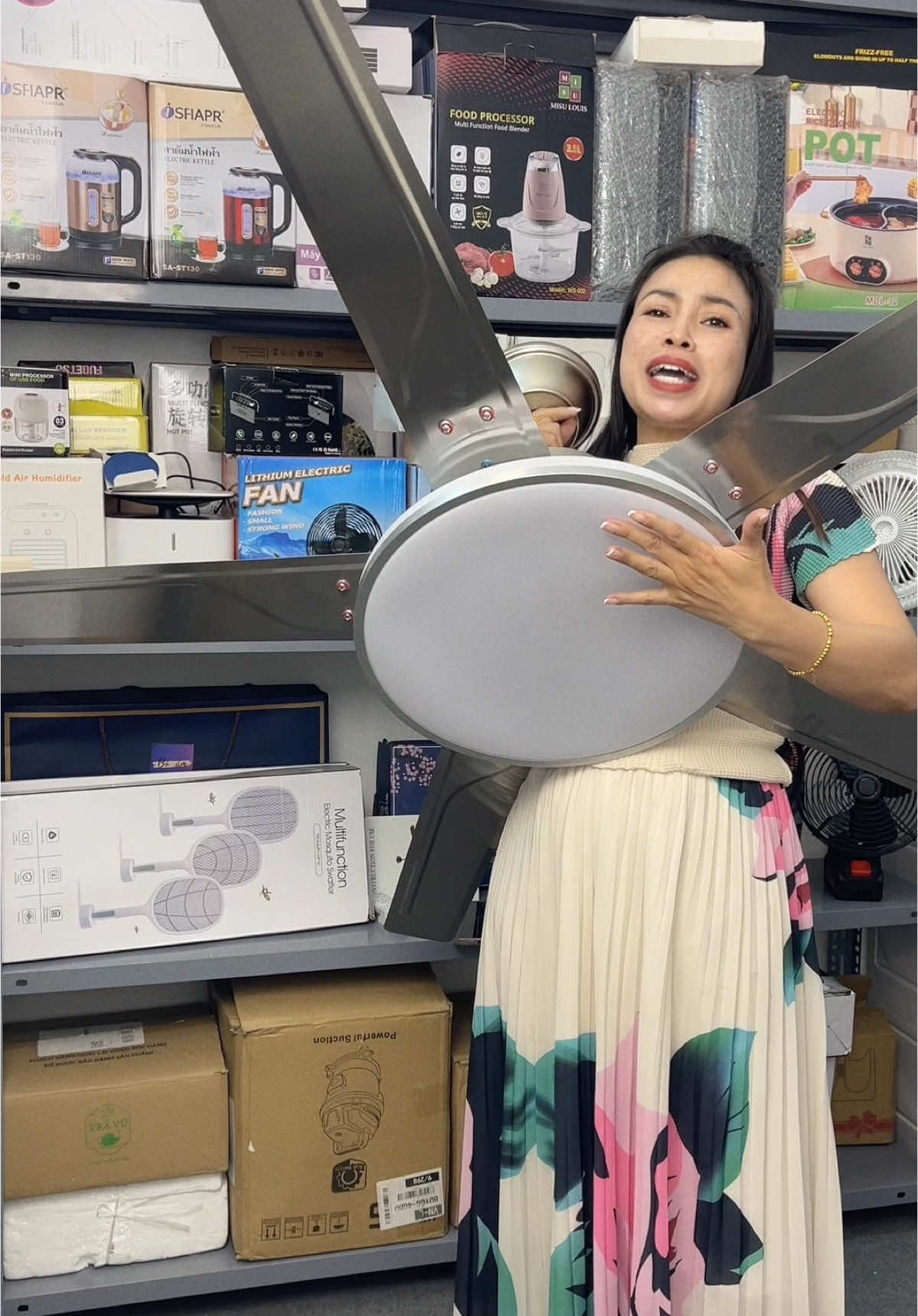 Chào hè mẫu Quạt đèn trần rất đẹp cao cấp giá chỉ mấy trăm cành hoa thôi ạ #quattran #quatdentran #quatdien #quattrangtri #hahienhoa1 #gogeous #xuhuong #thinhhanh 