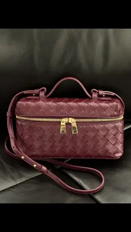 Spring and summer woven zipper messenger bag, a messenger bag that can be used as a cosmetic bag, exquisite weaving, compact bag, and large capacity in the bag.##cosmic_cosmic##bottegaveneta##bag#fashion#OOTD#spring
