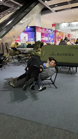 A chair that can be used for sleeping. It's so comfortable to have this chair when camping outdoors😬✌🏿#defthike #china 