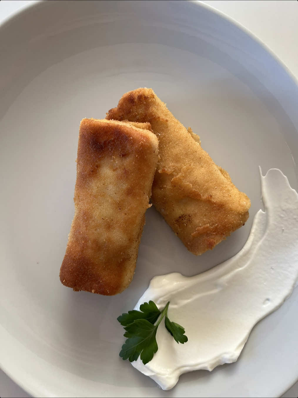 Kaneloni recept: 200gr brašna 2 kašike šećera 3 jaja 600-700ml mleka 3-4 kašike ulja oko 200gr naribanog sira  oko 250gr naribane salame kečap krušne mrvice 3-4 jaja ulje za prženje Postupak: Pripremite testo za palačinke i ispecite ih. Svaku palačinku premažite sa malo kečapa i dodajte sir i salamu ili neki drugi nadev po želji, a zatim zamotajte kao na videu. U jednu posudu dodajte jaja, a u drugu krušne mrvice. Jaja izmutite i malo posolite, a zatim svaku palačinku umočite u jaja sa svih strana, a nakon toga uvaljajte u krušne mrvice. Palačinke pržite na prethodno zagrejanom ulju sa obe strane.  Prijatno! 🤗