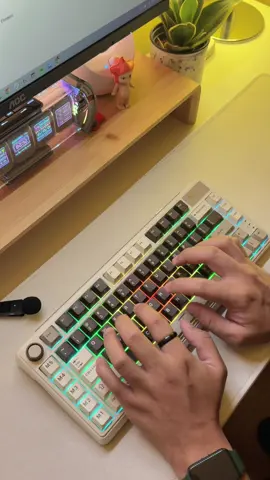 New creamy mechanical keyboard from @royal.kludge! ✨🪴 It's the RK L75 and it has a unique layout because it has 5 customizable keys. You can assign 5 macro keys to help boost your productivity! #royalkludge #royalkludgeL75 #creamykeyboards #mechanicalkeyboard #keeb #Tech #unboxing #review #desksetup #workspace 