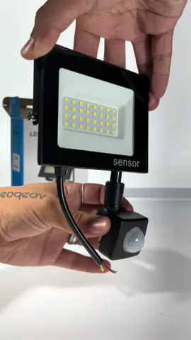Ilumine seu espaço com eficiência! 💡 O Mini Refletor 50W com Sensor de Movimento ativa automaticamente a luz quando necessário, proporcionando mais segurança e economia. 🔦✨ #IluminaçãoInteligente #SegurançaEmPrimeiroLugar