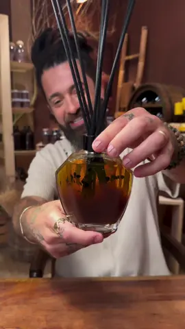 🔥 Difusor de Aromas Bifásico – Você já viu isso? 👀  SIM, ELE EXISTE! E pelo que pesquisei, sou um dos primeiros a te apresentar essa novidade – dei um Google e só achei conteúdo meu por lá! 😂   Dessa vez, a fragrância escolhida é uma combinação irresistível de 