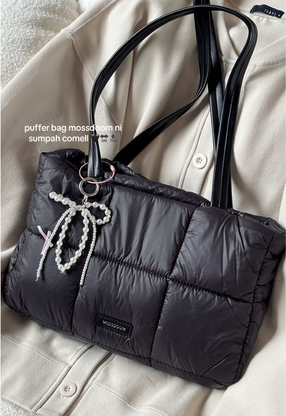 Another cute bag from mossdoom! Sesuai letak laptop atau tab sebab dia jenis puffer #mossdoomshoulderbag #mossdoombag #mossdoomtotebag #shoulderbag #totebag 