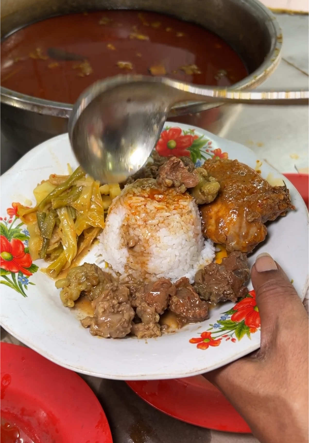 Lauknya banyak kali ada 40 menu !! Harga murah murah..