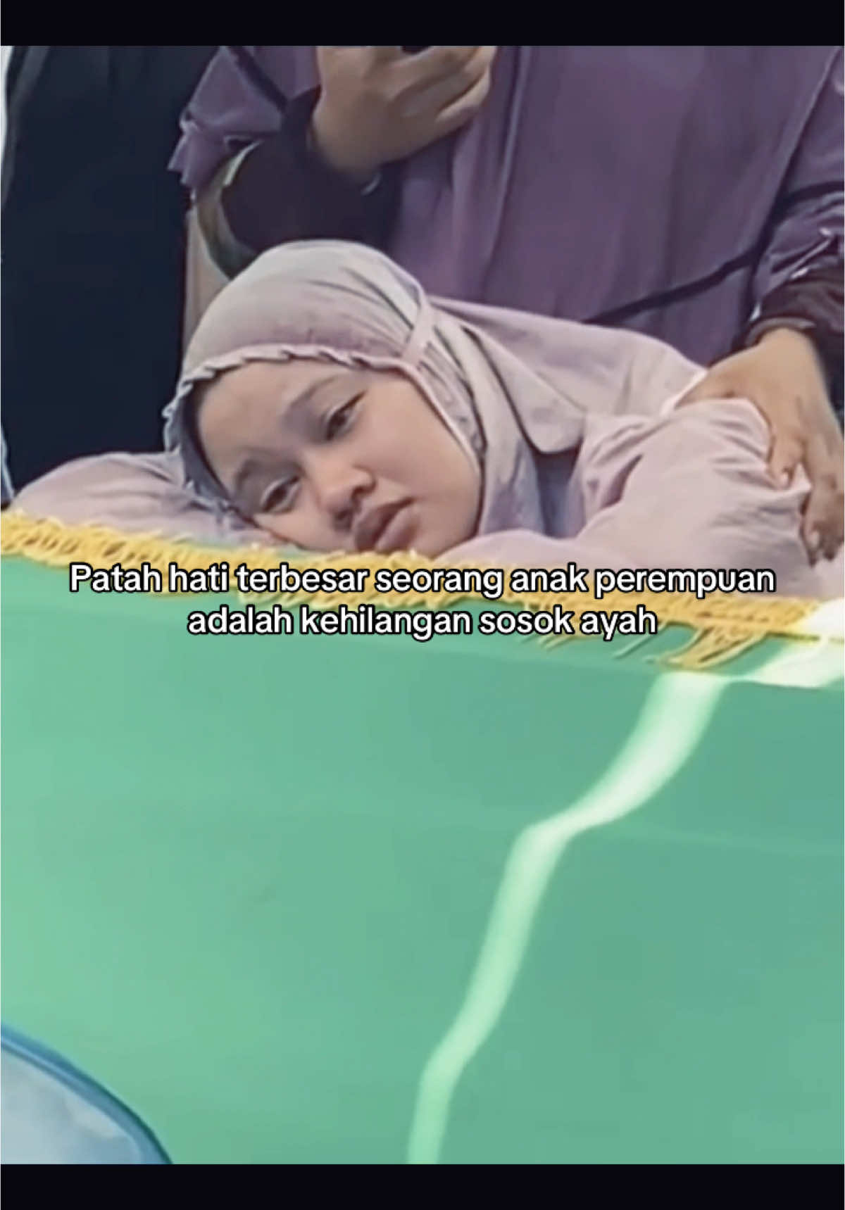 Mau sedewasa apapun seorang anak perempuan tetap butuh peran ayah di dalam hidupnya 🥹 #ayahhebat #kehilangan #sakit #fyp #fypage #viral #fakesituation⚠️ 