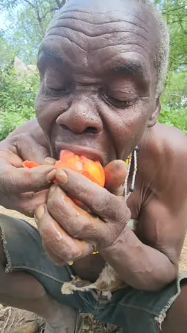 chaaba master  of the soup  try to explain  to his grandfather  how sweet and delicious is the soup #chaaba #dudukwe #African #hadzabetribe #fyp #tiktok #usa #tiktokFrench 