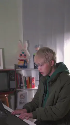 Bàn tay nắm chặt nhìn về phía em… #anvu #anvuofficial 