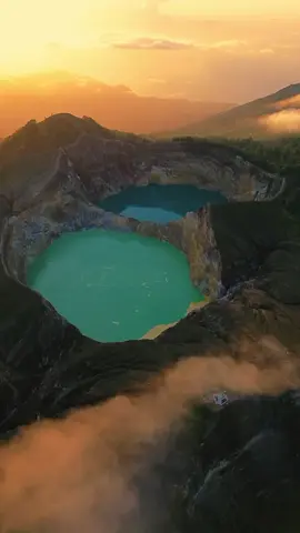 Ketika Bumi melihatmu melalui mata gunung berapi 🌋 Dua danau ini adalah bagian dari Kelimutu, sebuah gunung berapi luar biasa di Nusa Tenggara Timur. Dari perspektif ini, begitu menakjubkan hingga terlihat seperti kacamata raksasa! Kalau ada kesempatan, kamu mau ajak siapa kesini? #danaukelimutu #kelimutunationalpark #nusatenggaratimur 