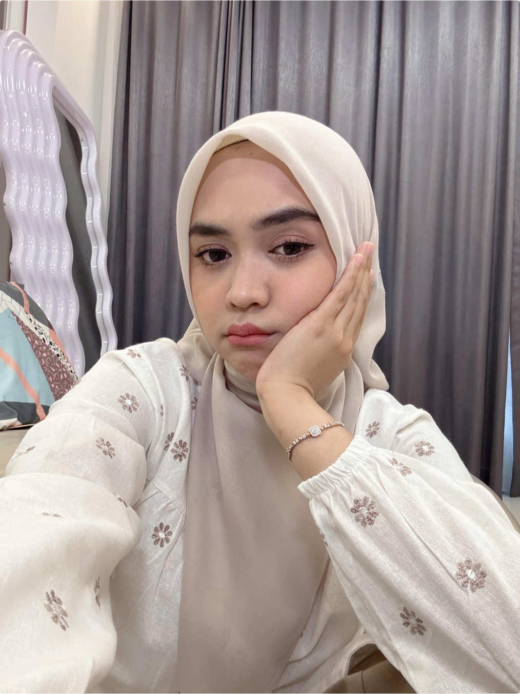 PIKARU FOR RIA RICIS Hidup sebagai hijabers bukan berarti harus mengabaikan perawatan rambut 💖  Pikaru hadir memberikan solusi tepat untuk permasalahan rambut yang sering tertutup hijab.  Dengan formula keratin terbaik, rasakan hasil rambut yang lebih lembut, sehat, dan berkilau.  Selain itu, kamu juga akan mendapatkan hijab eksklusif Pikaru For Ria Ricis sebagai bonus pembelian produk @PIKARU KERATIN ANTI FRIZZ @pikaru_id selama periode 21 Maret - 21 April. Tunggu apa lagi, wujudkan rambut sehat dan tetap nyaman berhijab✨ #PikaruForRiaRicis #PikaruKeratinAntiFrizz #PikaruIndonesia