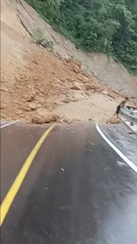 Longsor Kembali Terjadi di Jalan Trans Sulawesi, Desa Kasintuwu, Kecamatan Mangkutana, Kabupaten Luwu Timur, Sulawesi Selatan, Jumat 21 Maret 2025. Akses Tertutup Total. #fyp #malili #sorowako #luwutimur #wotu #fyppppppppppppppppppppppp #mangkutanaluwutimur 