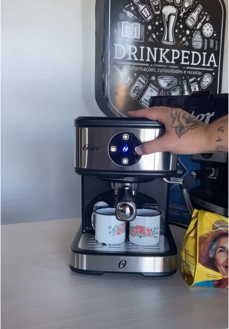Café expresso é o meu favorito! E eu estou apaixonada por essa cafeteira da @osterbrasil ☕️ Pressão 20, cafezim rápido e extremamente saboroso 😋  Então na correria do dia a dia, as vezes a vida pede uma pausa 🥹🤍 #coffee #oster 