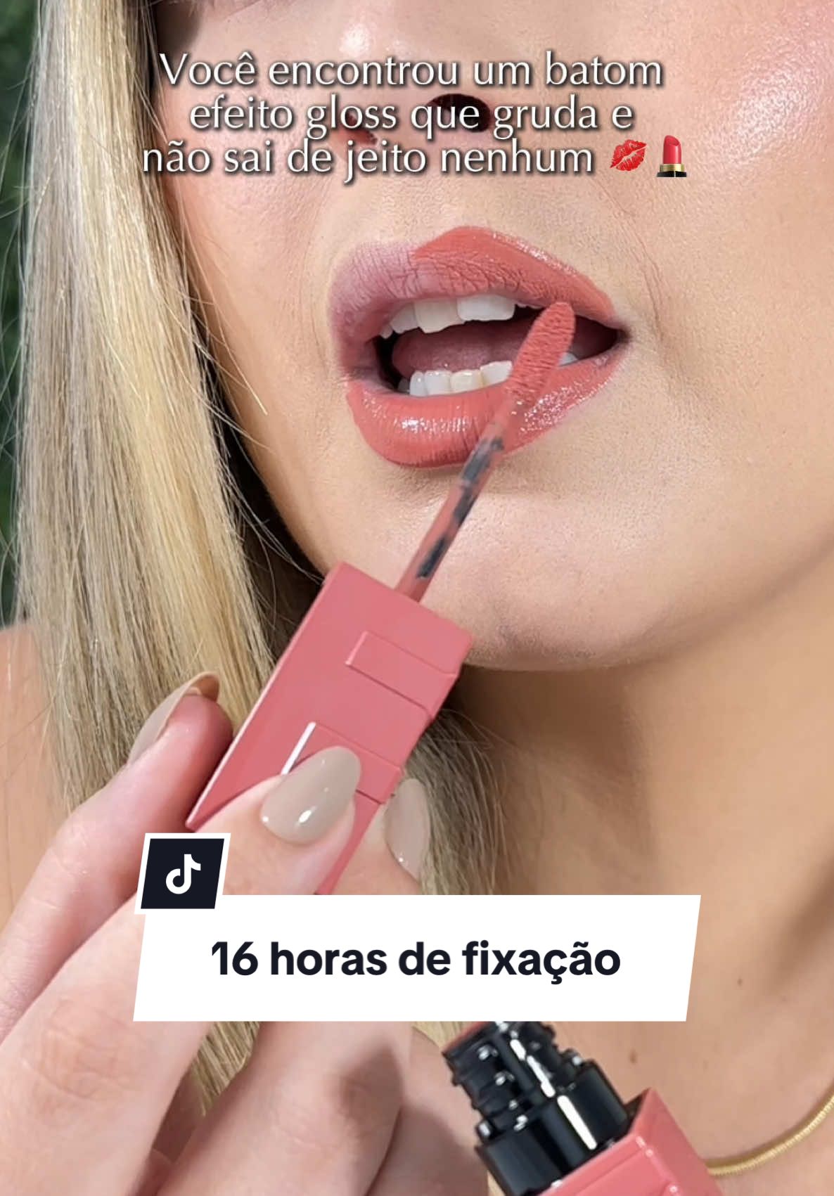 16 horas de duração 😱✨ Encontrei o batom perfeito e ele é da @Maybelline NY Brasil ! Usei a cor Peach  Você encontra no @Mercado Livre Moda @Mercado Livre buscando por 1HET6H-11YA  ou pelo link que deixei nos comentários  #AchadinhosMercadoLivre #TemModaNoMercadoLivre #make #batomvynil #vynilink 