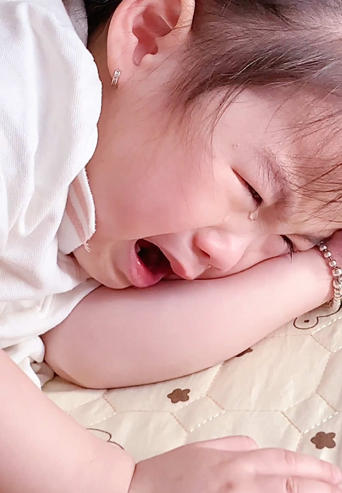 Đứa nào cãi thua thì khóc 🤣🤣🤣. Miệng thua thì mắt thắng haha #embémálúm #malumdongtien #xuhuong #bovacongai #congaicuabo #chavacongai 