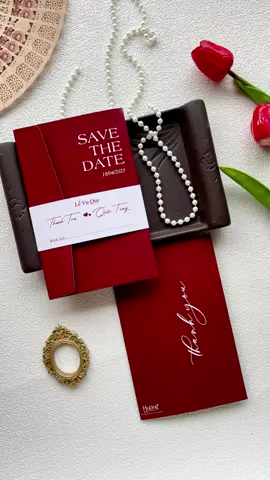 Tấm thiệp 3 gấp mix thêm đai trắng tạo điểm nhấn cực sang thêm một bộ thiệp cưới cho dâu rể lựa chọn nhé 🥰🥰🥰#thiepcuoihuong #thiepcuoi #thiepcuoithietke #mauthiepdep #thiepcuoigap3 #thiepcuoigiare #thiepcuoi2025 