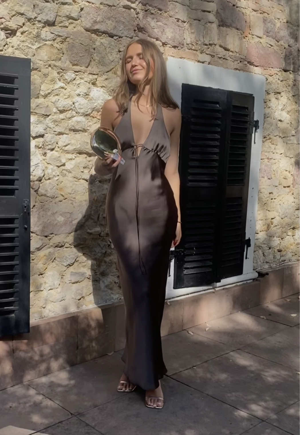 Stunning satin maxi dress – perfect for a wedding. 🤎 #weddingguestdress #wedding #satindress #maxidress #browndress 