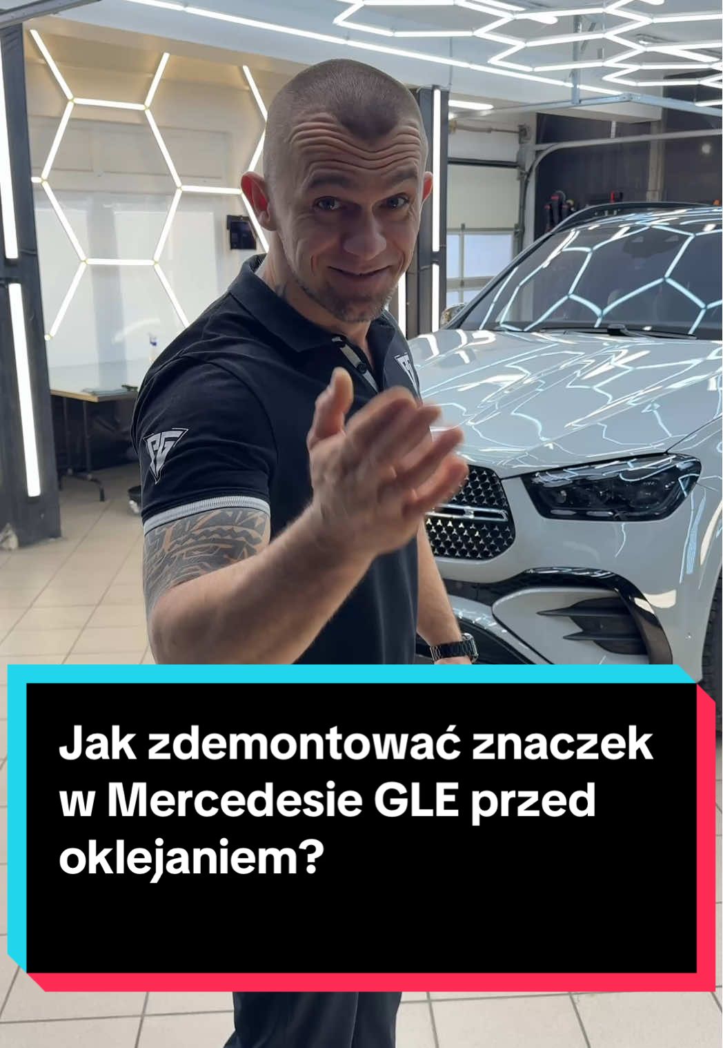 Jak zdemontować znaczek w Mercedesie GLE przed oklejaniem? W tym filmie pokazujemy, jak bezpiecznie zdemontować znaczek z radarem w Mercedesie GLE. To konieczne, żeby móc dokładnie okleić chromowany element w ciemny grafitowy mat. Zobacz, jak zrobić to krok po kroku i na co uważać, żeby nie uszkodzić żadnego elementu. #DemontażZnaczka #MercedesGLE #Wrapping #Detailing #ZmianaKoloru #Dechroming #CarStyling #AutoDetailing #Bilindpakning #Bilpleje #汽车改装 #去镀铬