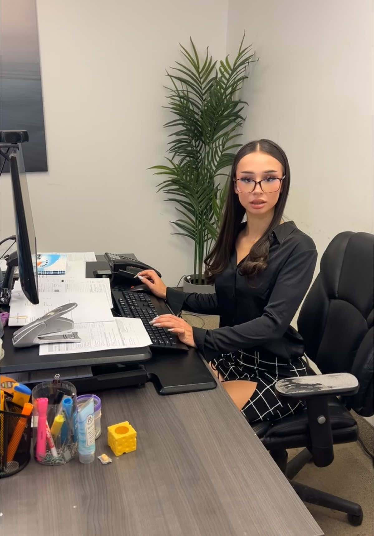 Not the best day work :/ #atwork #fired #officelife #officefit #officesiren #officehumor #bossbitch #corporategirl #secretary 