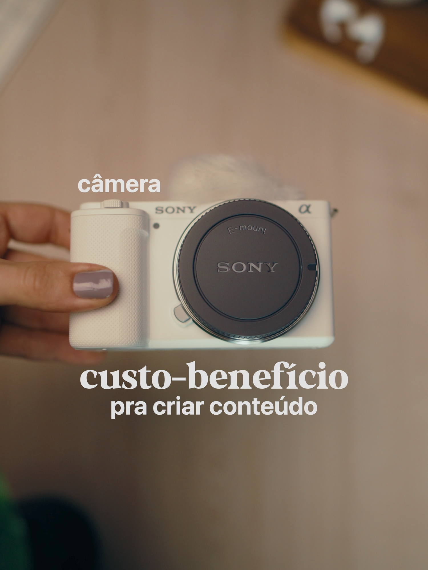 Pra mim, essa é a melhor câmera custo-benefício. Comprei ela pra ser minha webcam para as mentorias, e sempre me impressiono com o que ela entrega. ✅ Compacta e leve ✅ Tela 100% articulada ✅ Qualidade 4K ✅ Autofoco maravilhoso ✅ Entrada pra microfone ✅ Saída pra fone de ouvido e HDMI Mas não esqueça que a lente faz muita diferença! Essa semana vou trazer conteúdo sobre isso🤎 Quem quiser o link, me pede no direct da rede vizinha, que eu te envio 🥹 #zve10 #camera #criacaodeconteudo
