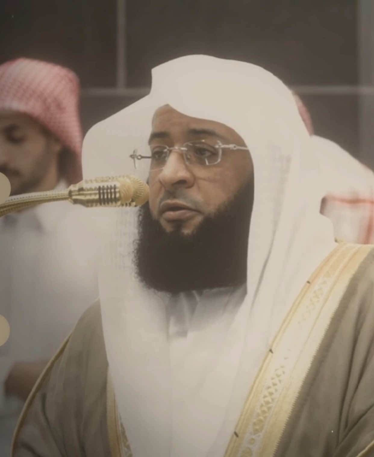﴿قُلۡ إِنَّ ٱلۡمَوۡتَ ٱلَّذِی تَفِرُّونَ مِنۡهُ فَإِنَّهُۥ مُلَـٰقِیكُمۡۖ ثُمَّ تُرَدُّونَ إِلَىٰ عَـٰلِمِ ٱلۡغَیۡبِ وَٱلشَّهَـٰدَةِ فَیُنَبِّئُكُم بِمَا كُنتُمۡ تَعۡمَلُونَ﴾ [الجمعة ٨] هذا وإن كانوا لا يتمنون الموت بما قدمت أيديهم، و يفرون  منه [غاية الفرار]، فإن ذلك لا ينجيهم، بل لا بد أن يلاقيهم الموت الذي قد حتمه الله على العباد وكتبه عليهم. ثم بعد الموت واستكمال الآجال، يرد الخلق كلهم يوم القيامة إلى عالم الغيب والشهادة، فينبئهم بما كانوا يعملون، من خير وشر، قليل وكثير.(السعدي)  تلاوة فضيلة الشيخ: بدر التركي من سورة الجمعة.  من فروض المسجد الحرام: صلاة الفجر ٢١ رمضان ١٤٤٦هـ.  #بدر_التركي #سورة_الجمعة 