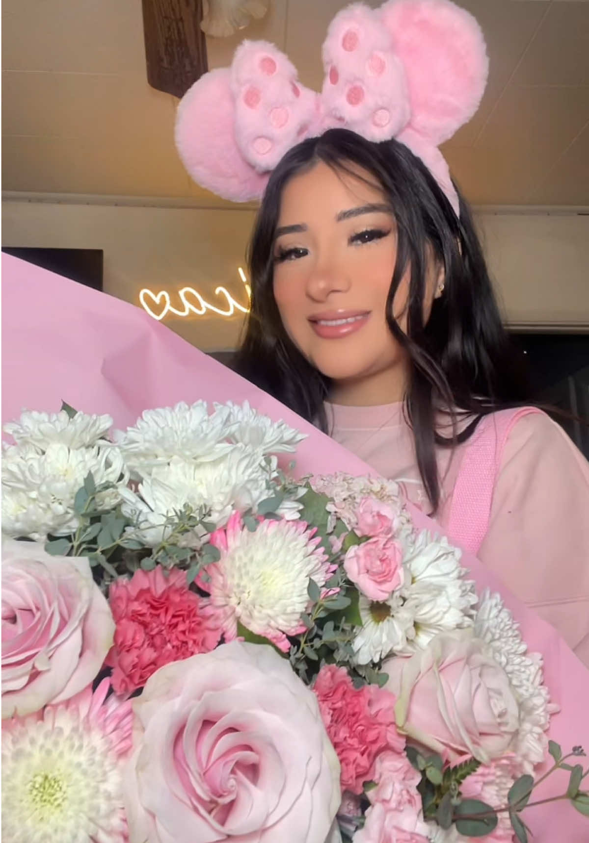 Disney days are my favorite💕🎀 and these flowers from my man are gorg🦢✨🩰💐 #fyp #foryoupage #disney #disneyland #disneyears #pink #pinkoutfit #Love #beauty #flowers 