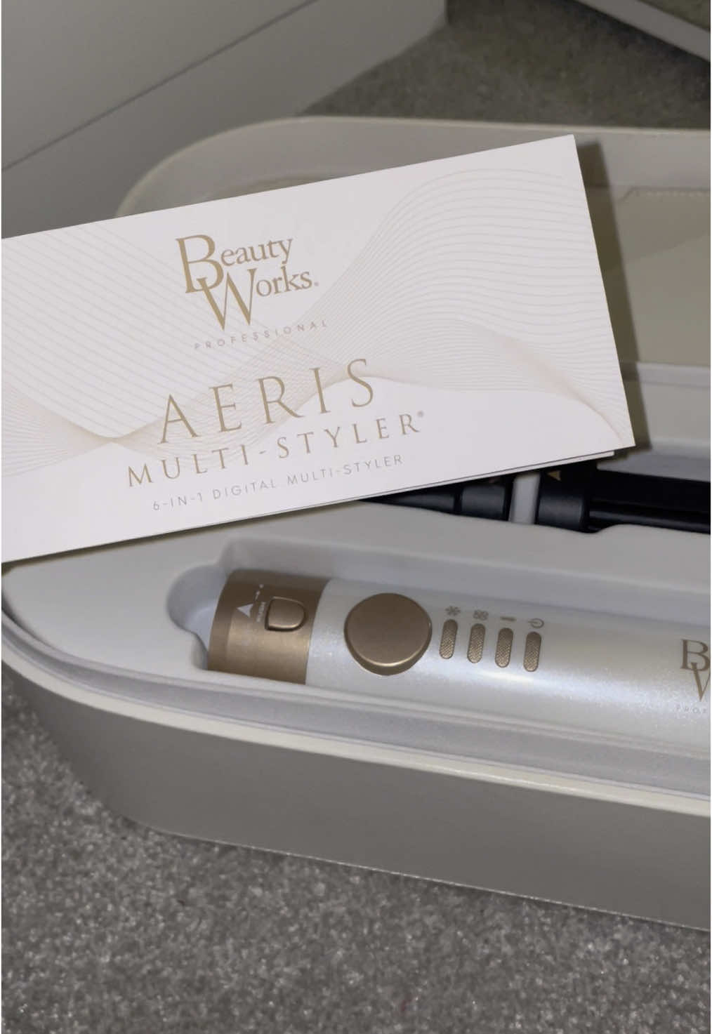 How stunning 🤩 finally got my my hands on the beauty works aeris multi styler. Excited to use this! So many different ways of styling. Also the bag is so soft ✨ #beautyworks #aeris #styler #styling #blowout #blowdry #hair #fyp #beauty #unbox #foryoupage❤️❤️ 