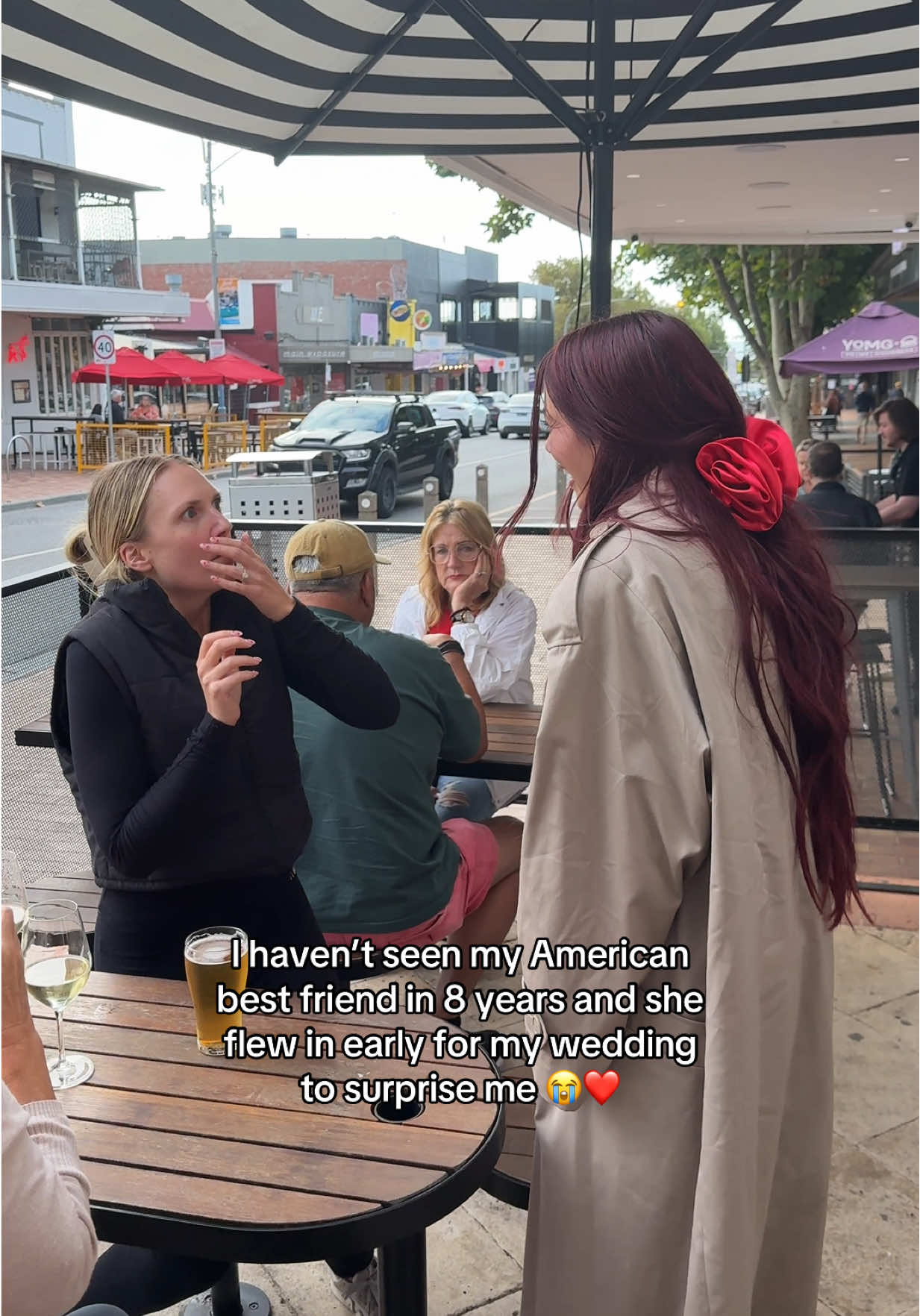 My mouth is full of wine when she comes out 😂🍷classic. @jessicagustafson  #surprise #surprisemybestfriend #reunion #longdistancefriendship 