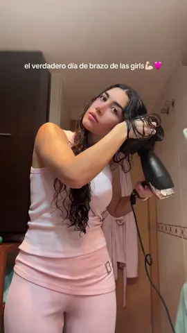 por cierto aún estoy aprendiendo a cuidar mis rizos y a usar el difusor así que se aceptan tips💕 #curlyhair #diadebrazo #curlygirl #curlyhairtips 